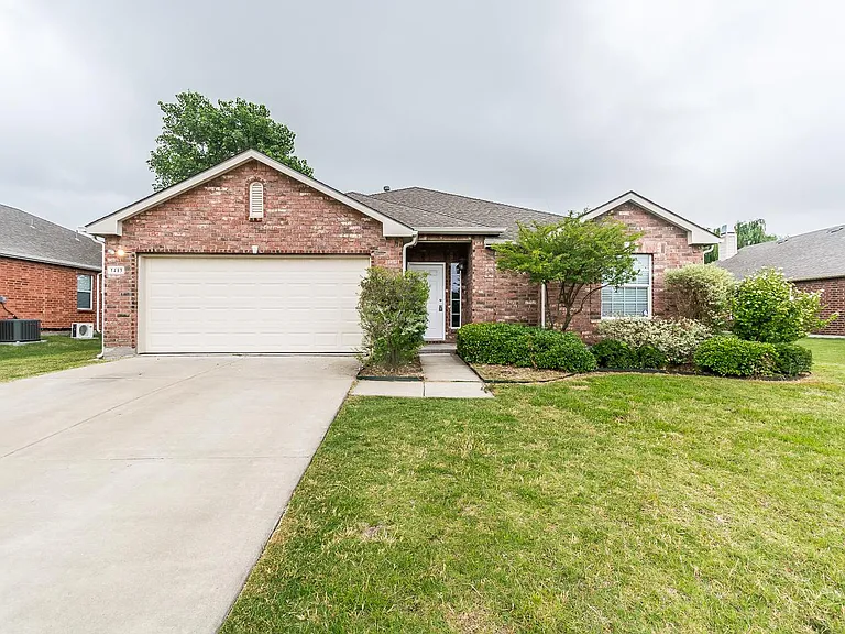 1413 Gordon Dr — Photo 2