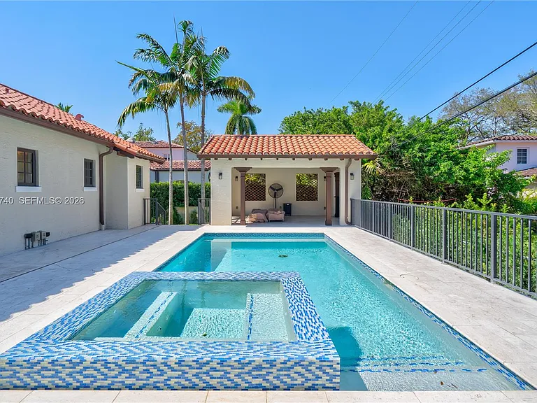 519 Alhambra Cir — Photo 15