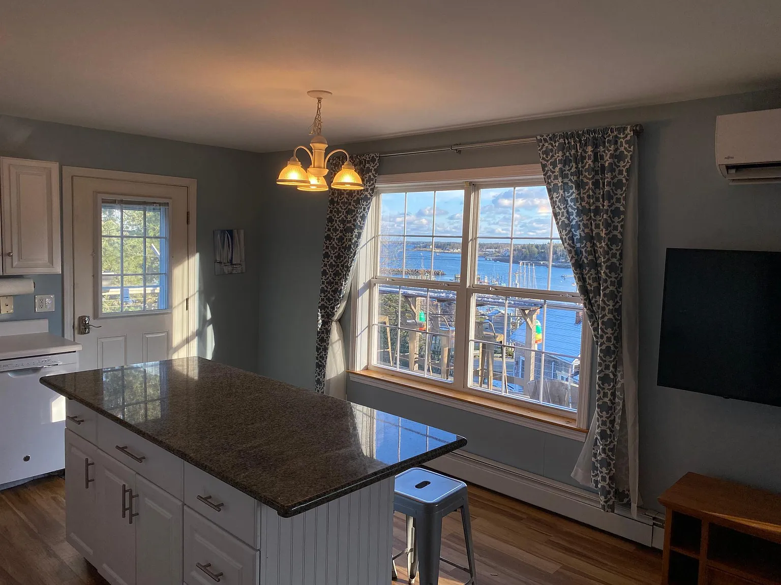 3 bed, 1150 sqft, $2,000 — Photo 3