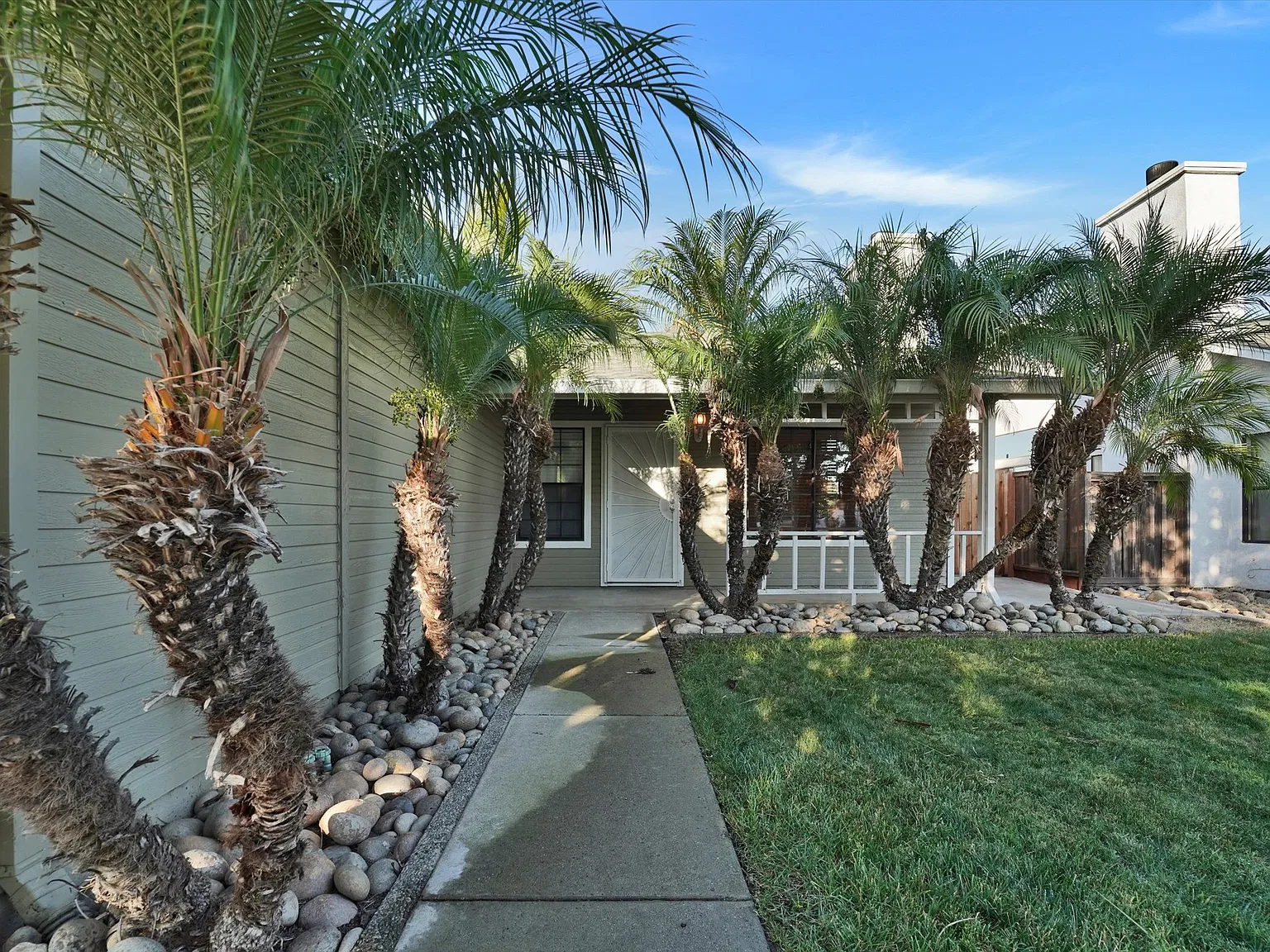 3 bed, 1120 sqft, $2,950 — Photo 2