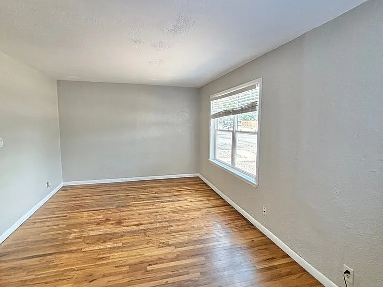 5th Avenue Apartments — Photo 8