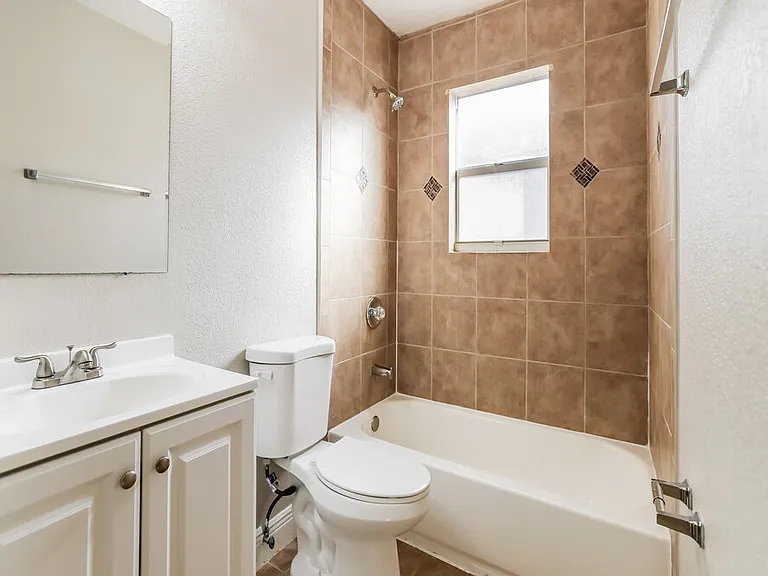 2218 Farragut St — Photo 13