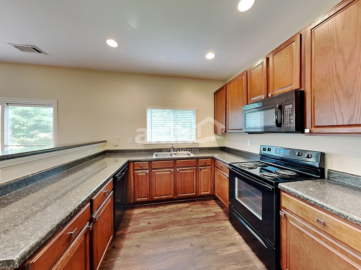 4 bed, 2.5 bath, 2292 sqft, $2,375 — Photo 3