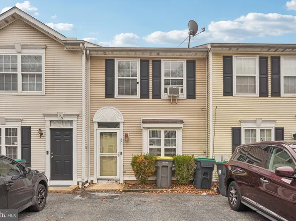 137 Creekside Ct, Newark, DE 19702