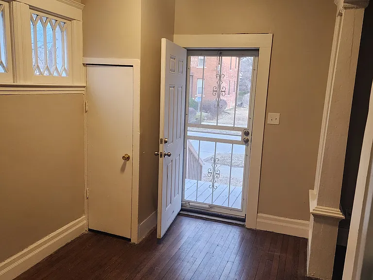 112 E Buena Vis — Photo 3