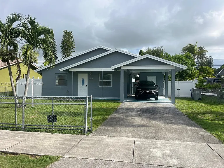 2571 NW 5th St — Photo 1
