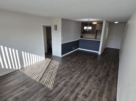 6064 Whitsett Ave