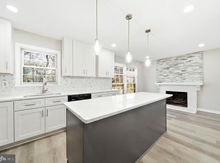 10360 Hampshire Green Ave, Fairfax, VA 22032