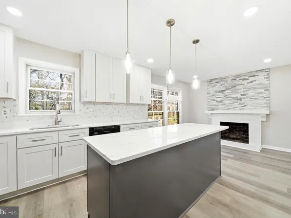 10360 Hampshire Green Ave, Fairfax, VA 22032