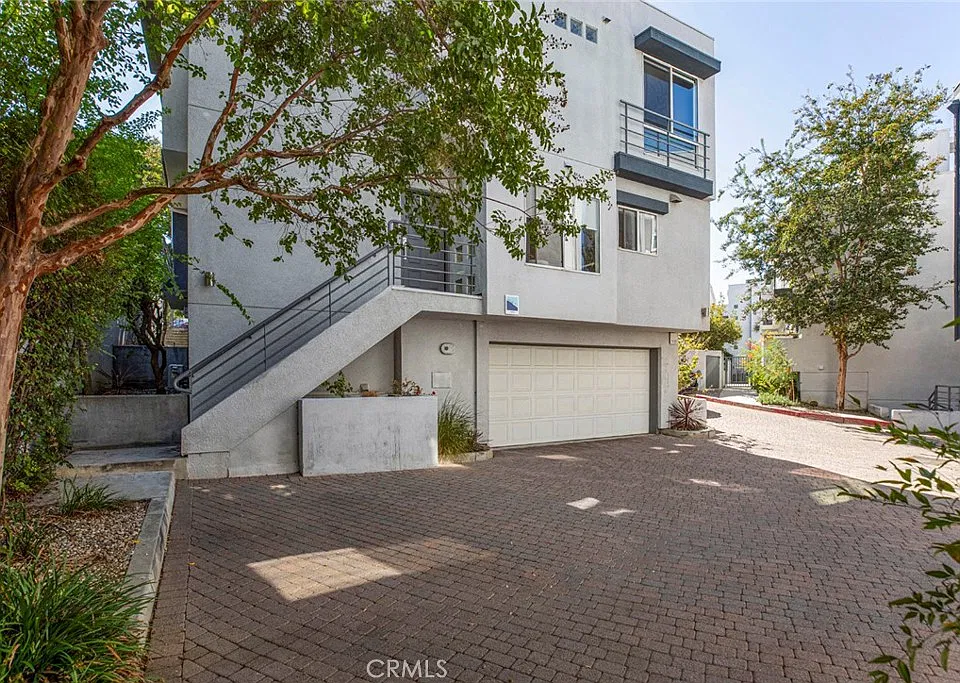 1080 Everett Pl