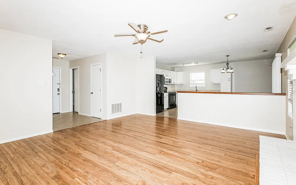 3 bed, 2.0 bath, 1410 sqft, $1,885 — Photo 4