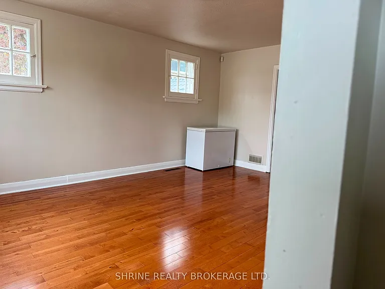 367 Springbank Dr — Photo 8
