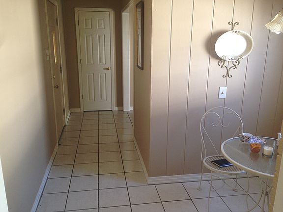 Side entry & breakfast nook
