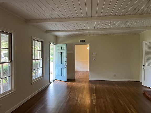 4th image of 700 Lilac Ln