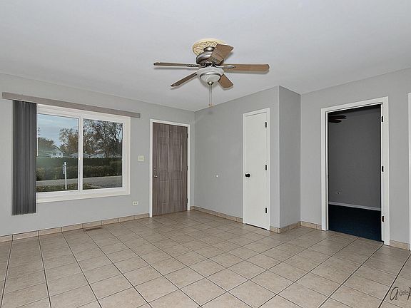 3rd image of 423 W Hawthorne Dr