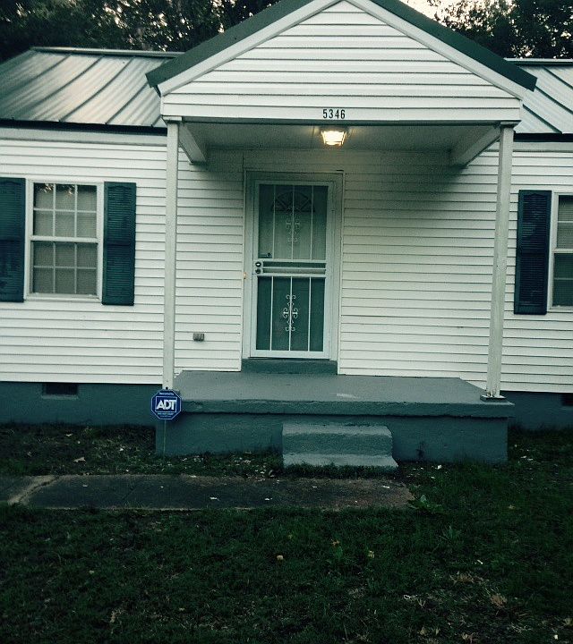 Cozy 2 bedroom 1 bathroom, spacious fenced back yard & n