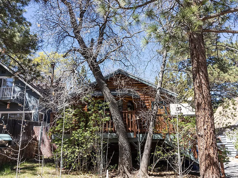 790 Highland Ln — Photo 2