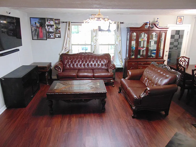 233 Ellis Park — Photo 4