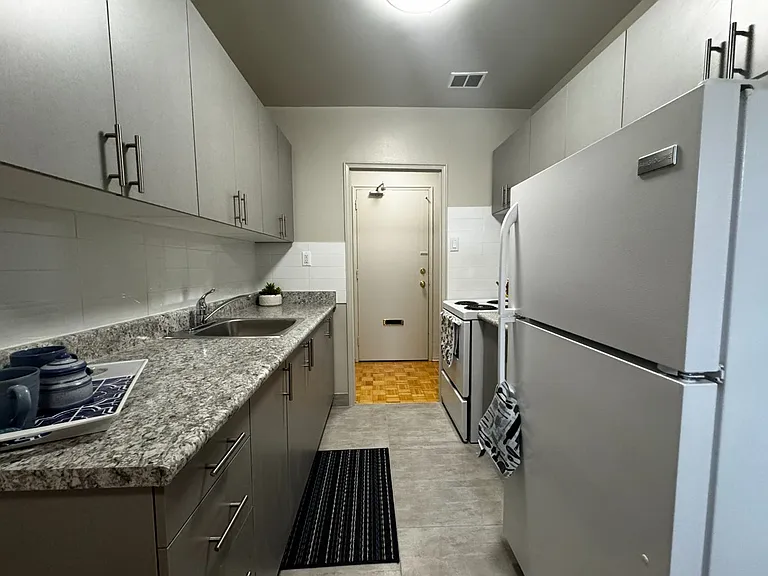 52 Park St E — Photo 2
