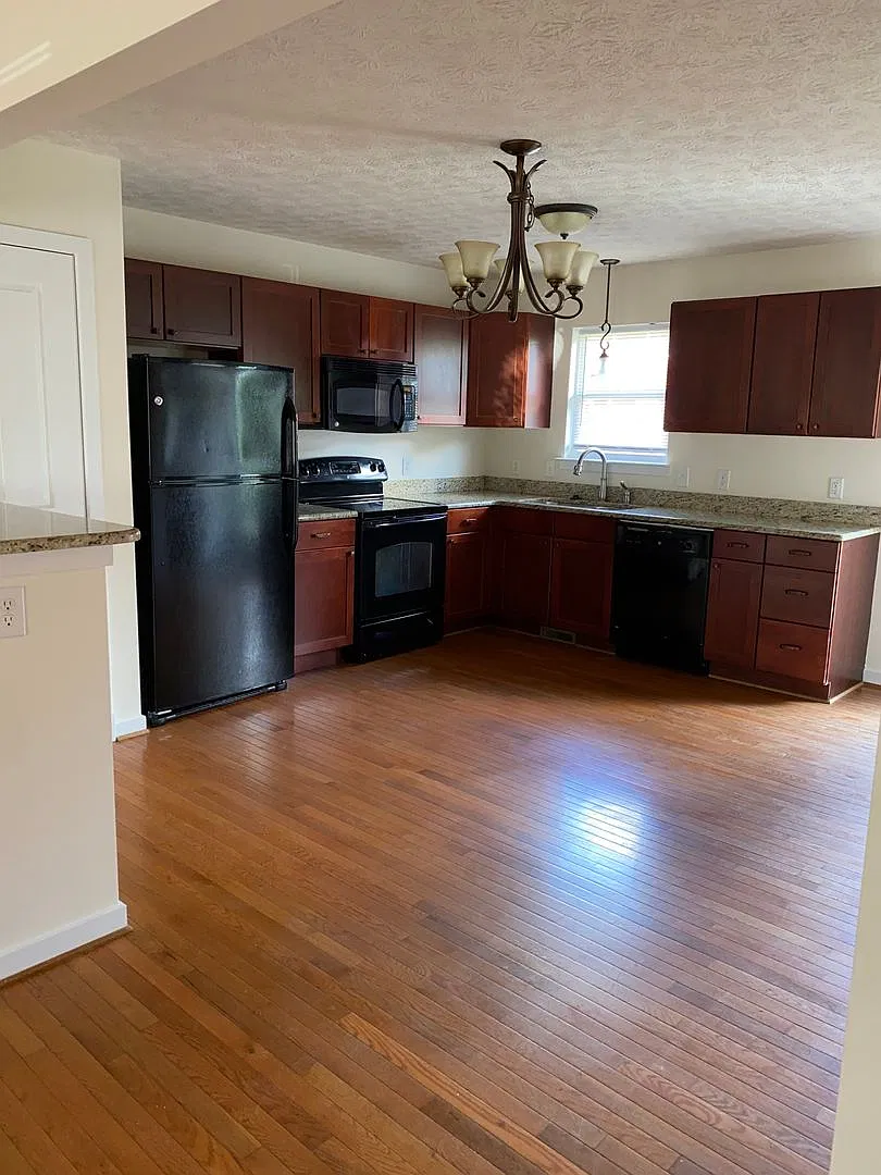 3 Bedroom, 3.5 Bath Townhouse with Full Finished Walk-out Basement — Photo 3