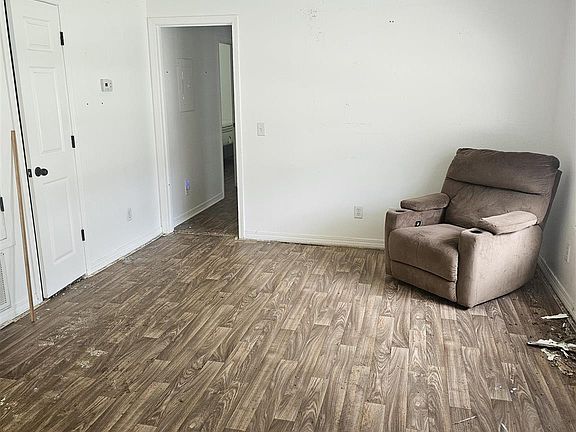 3rd image of 6027 Villeneuve Ln