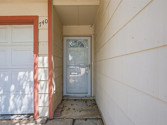 3rd image of 740 Thomas Ave