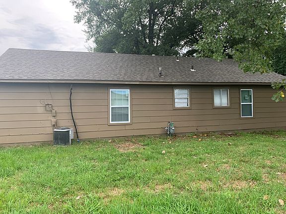 2nd image of 905 Foxwood Cir