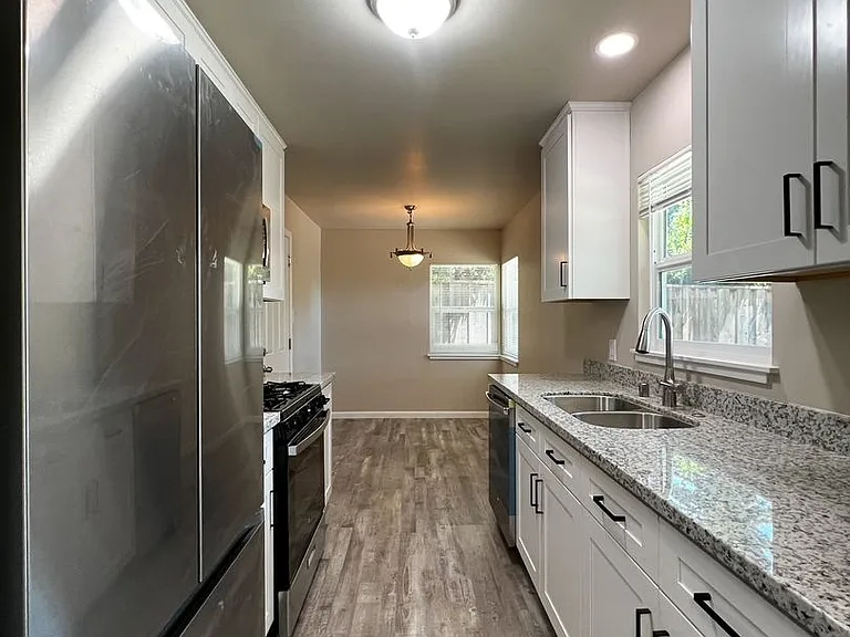 2105 Locust St — Photo 10