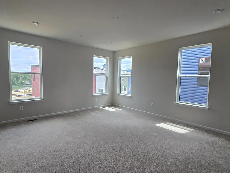 6701 Belcrest Rd — Photo 3