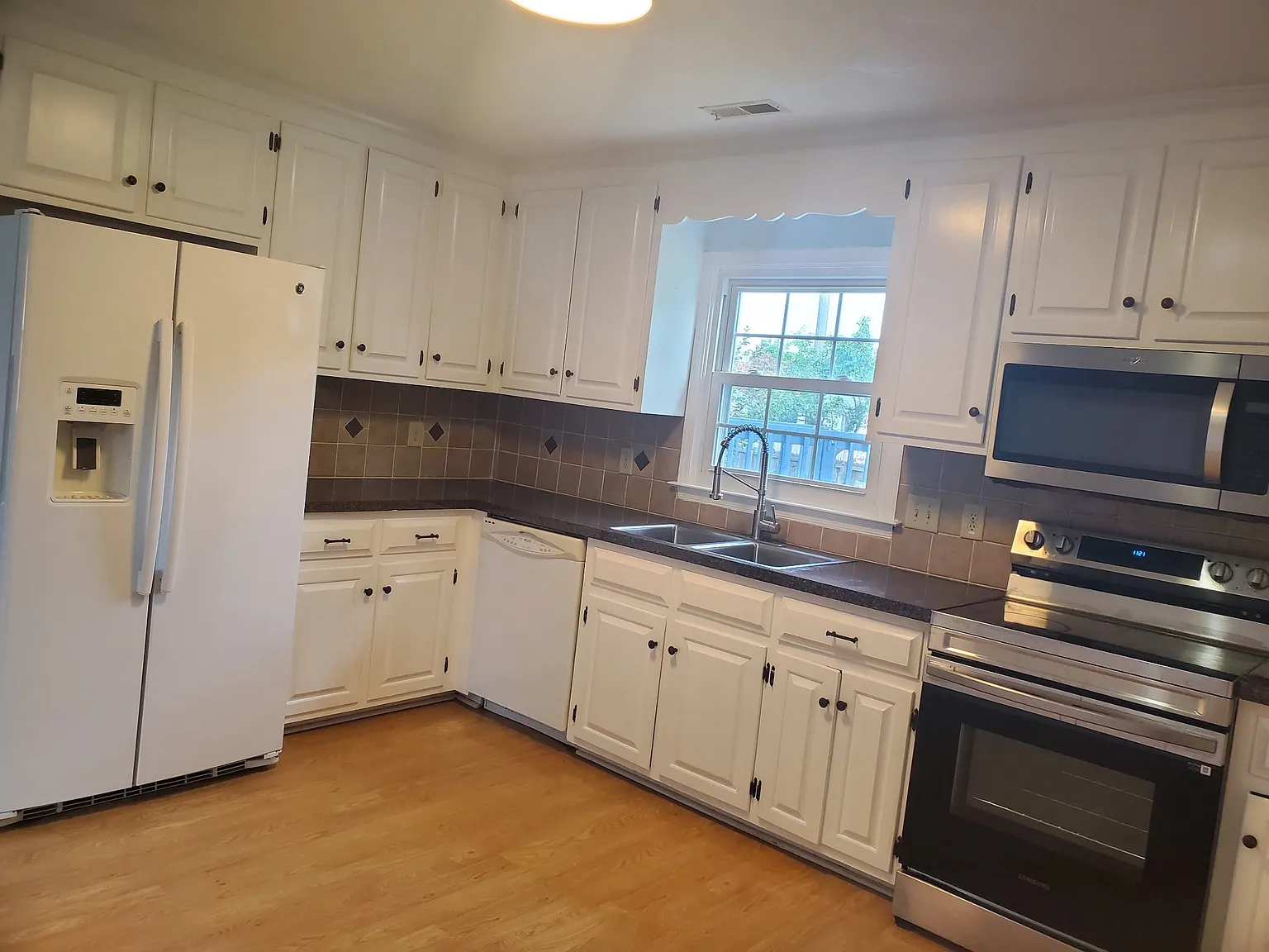 4 bed, 1750 sqft, $2,800 — Photo 2