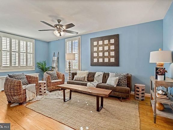 3rd image of 302 E Custis Ave