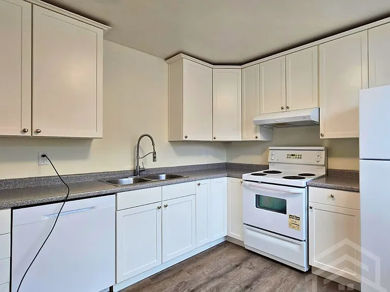 458 Springbank Ave N #2 — Photo 2