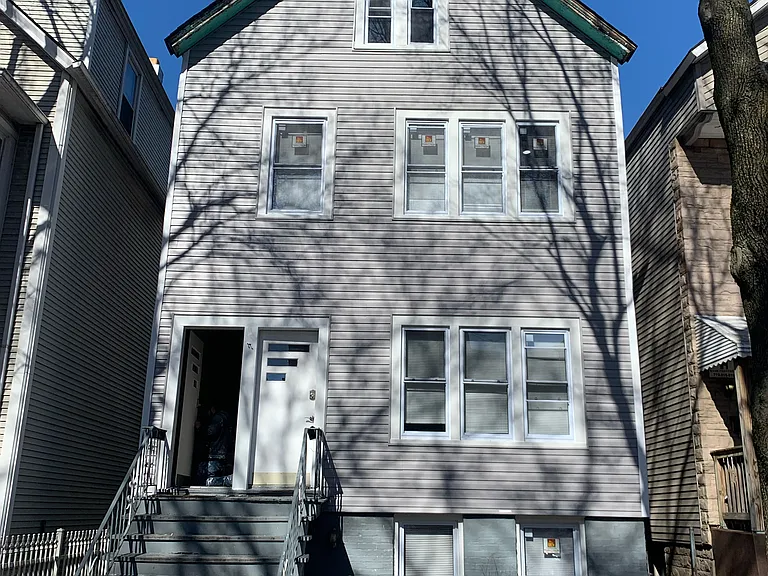 1738 W Roscoe St #G — Photo 1