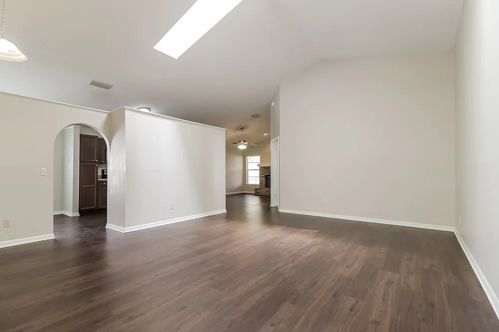 3 bed, 2.0 bath, 1565 sqft, $2,460 — Photo 4