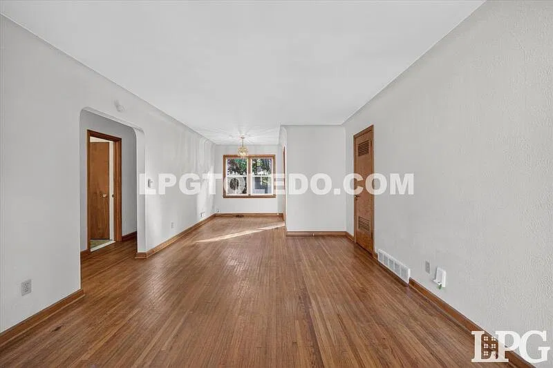 2 bed, 1.0 bath, 978 sqft, $1,100 — Photo 4
