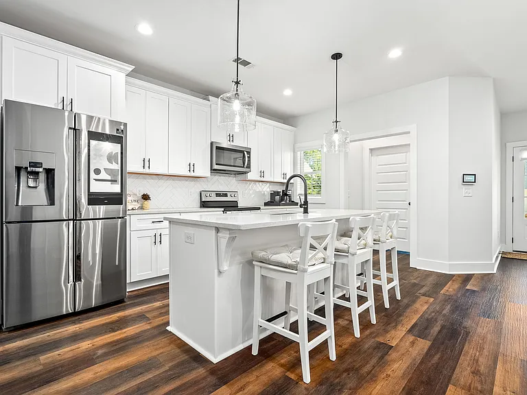 720 Village Dr — Photo 3