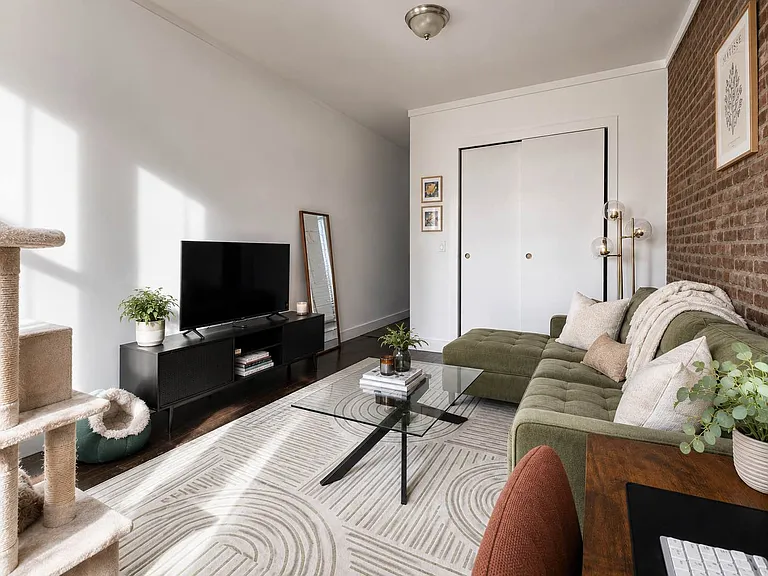 237 E 10th St #7B — Photo 2
