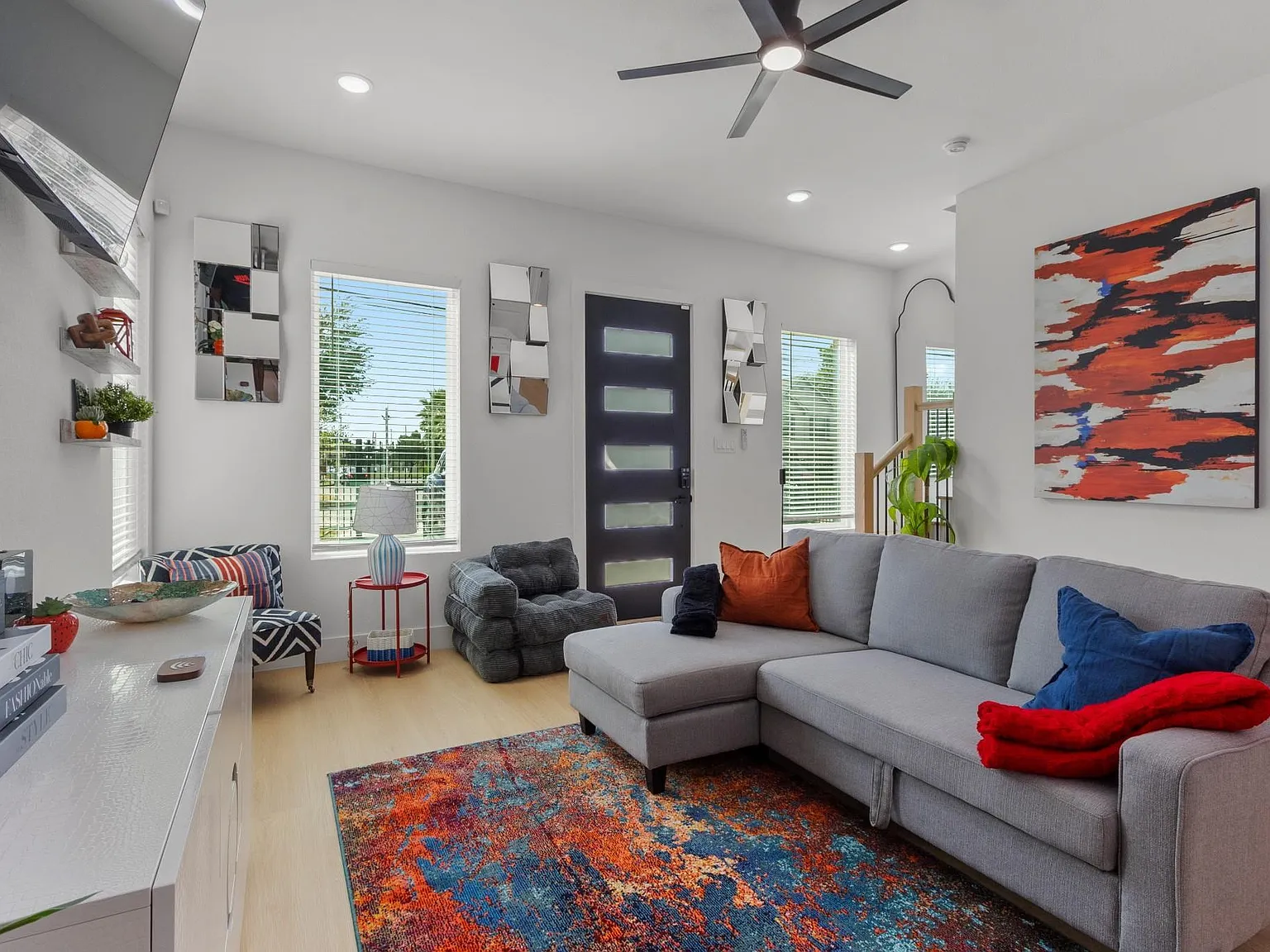 3 bed, 2.5 bath, 1350 sqft, $2,100 — Photo 2