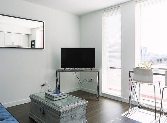 Flat screen TV with Netflix and Hulu!