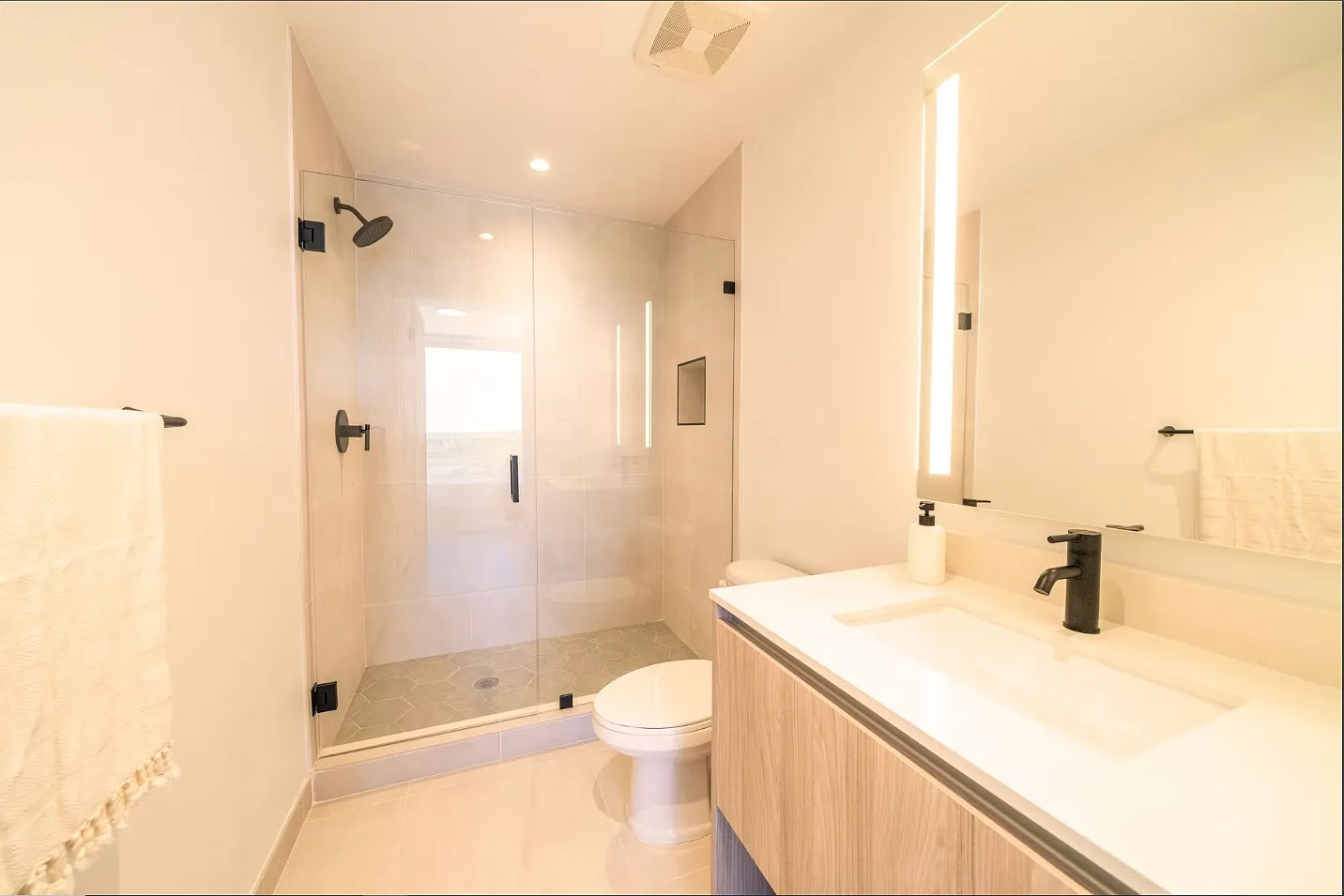 3 bed, $4,380 — Photo 4