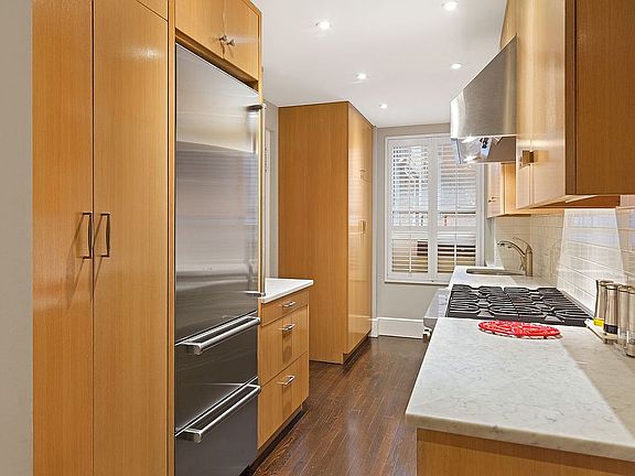 4th image of 25 E 86th St #3C