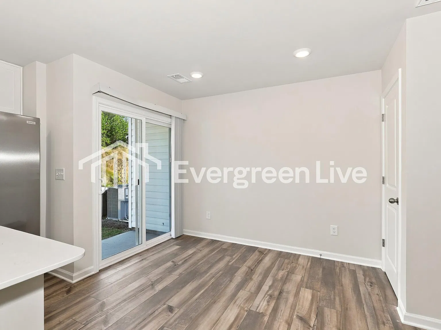 3 bed, 3.0 bath, 1423 sqft, $1,705 — Photo 4