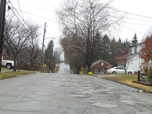 5th image of 419 Sanderson Ave