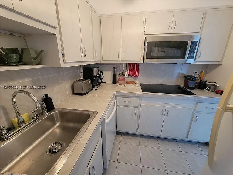 220 Kings Point Dr #606 — Photo 11