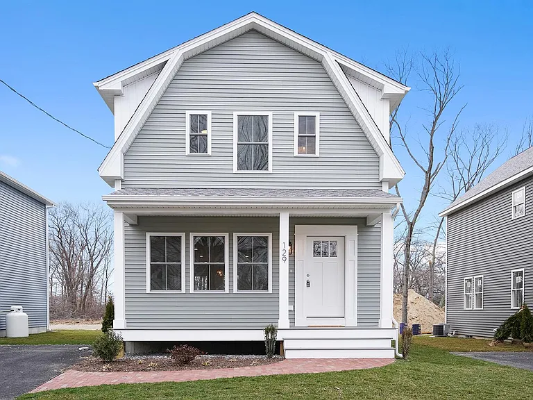 129 Graystone St — Photo 2