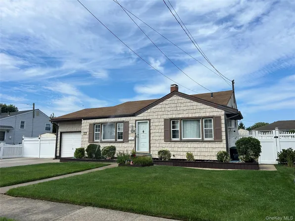 452 N Monroe Avenue, Lindenhurst, NY 11757