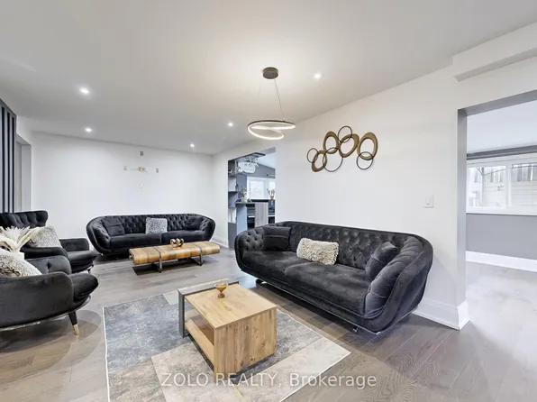 226 Thoms Cres, Newmarket, ON L3Y 1E1