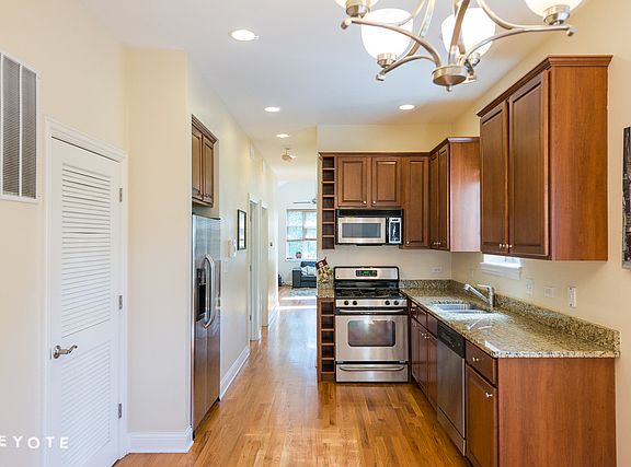 3rd image of 920 S Claremont Ave #3