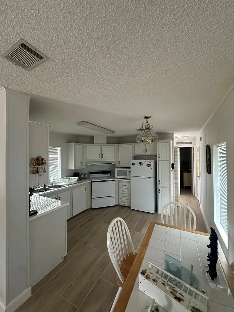 3 bed, 952 sqft, $3,900 — Photo 2