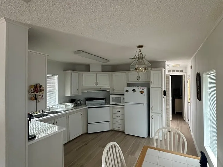 756 Michael Dr — Photo 2